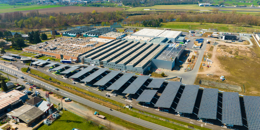 La instalación de paneles solares y otros sistemas de aprovechamiento de energía de origen renovable en las instalaciones industriales permite reducir la huella de carbono en instalaciones industriales